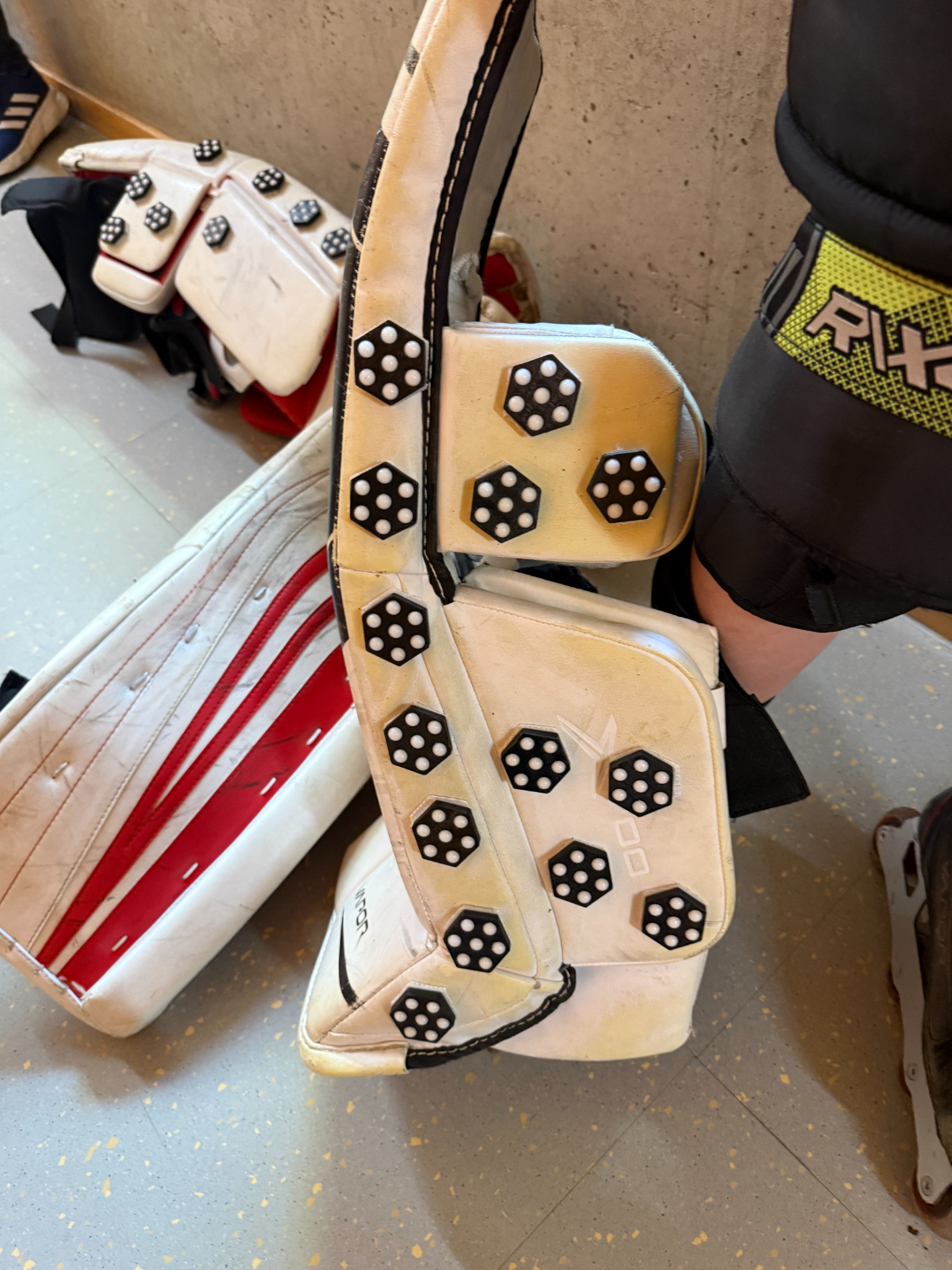 Seitliche Ansicht eines Goalie-Beinschoners mit mehreren montierten Slidofix-Elementen